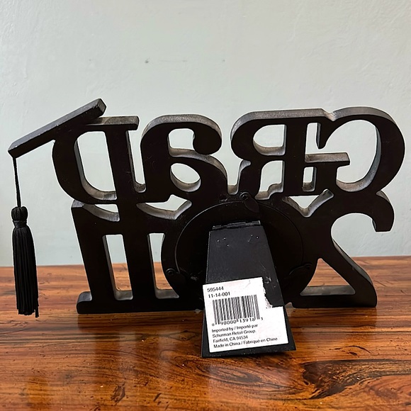 EUC Grad 2011 wooden 8X6 photo frame fits 2-3” round photo with tassel - Picture 4 of 4